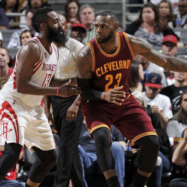 詹姆斯更新社媒：那些黑子们真走上球场，当场就会吓得尿裤子（詹姆斯社媒发声：那些喷子真上场，恐怕会当场吓得尿裤子）