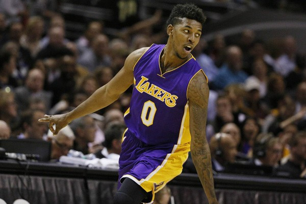 堵更衣室门口骂裁判，比利亚雷亚尔CEO小罗伊格被停赛半个月（围堵更衣室口怒斥裁判，比利亚雷亚尔CEO小罗伊格遭禁赛半月）