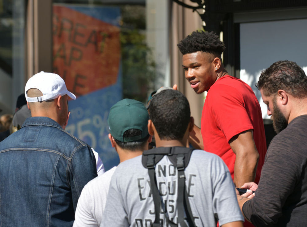 首尔主帅：成都防守做得很好，很遗憾我们没能创造太多机会（首尔主帅称赞成都防守稳健：遗憾我们机会不多）